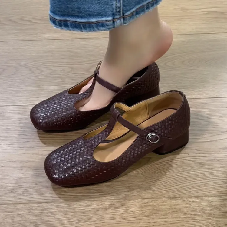 2025小众设计T字带编织压花通勤舒适百搭复古方头真皮粗跟小单鞋