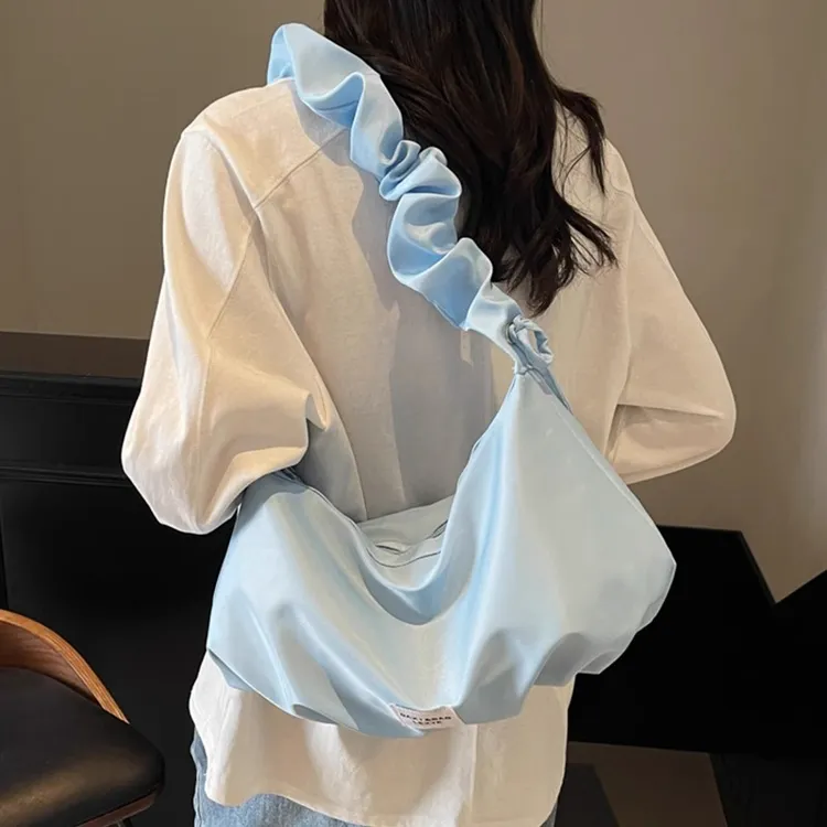 斜挎帆布包女2025新款大学生上课包尼龙布大容量饺子包单肩托特包