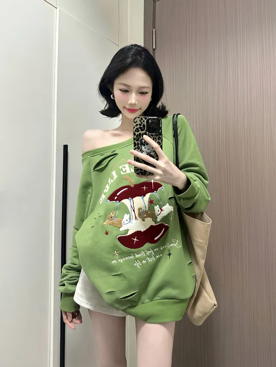 花生酱 美式复古毛巾绣破洞斜肩卫衣女秋季新款设计感宽松上衣