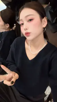 定制款V领羔羔显瘦毛衣