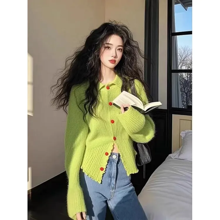 慵懒高级感超好看韩系时尚奶呼呼软糯时尚绿色翻领针织开衫上衣女