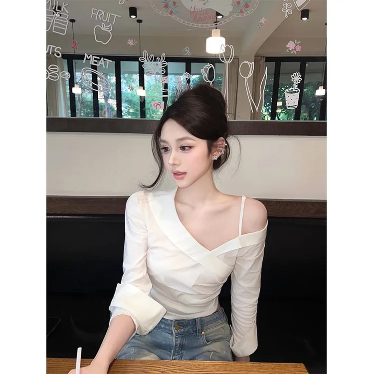 白色斜肩长袖衬衫女早秋法式高级纯欲收腰露肩上衣显瘦高腰牛仔裤