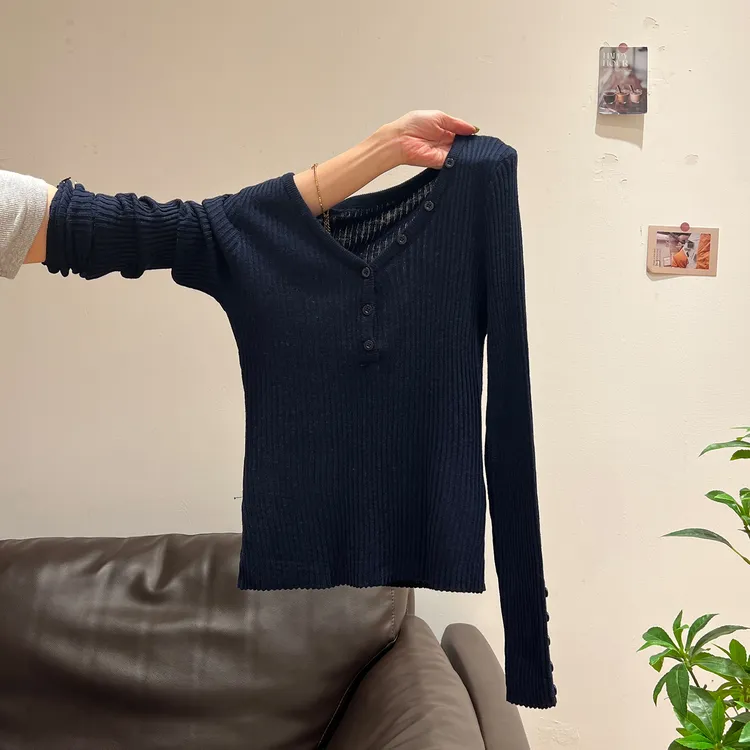 2025秋季新款V领纽扣长袖T恤针织衫女修身显瘦慵懒感内搭上衣