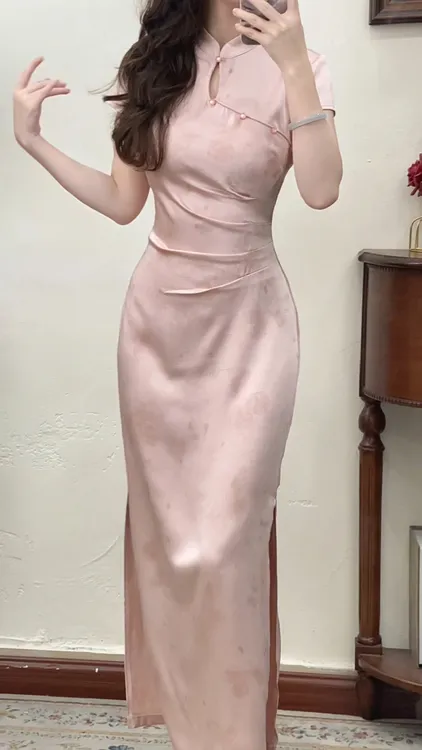 予溪自制【清光】新中式粉色蝴蝶高级感旗袍女缎面压褶旗袍连衣裙