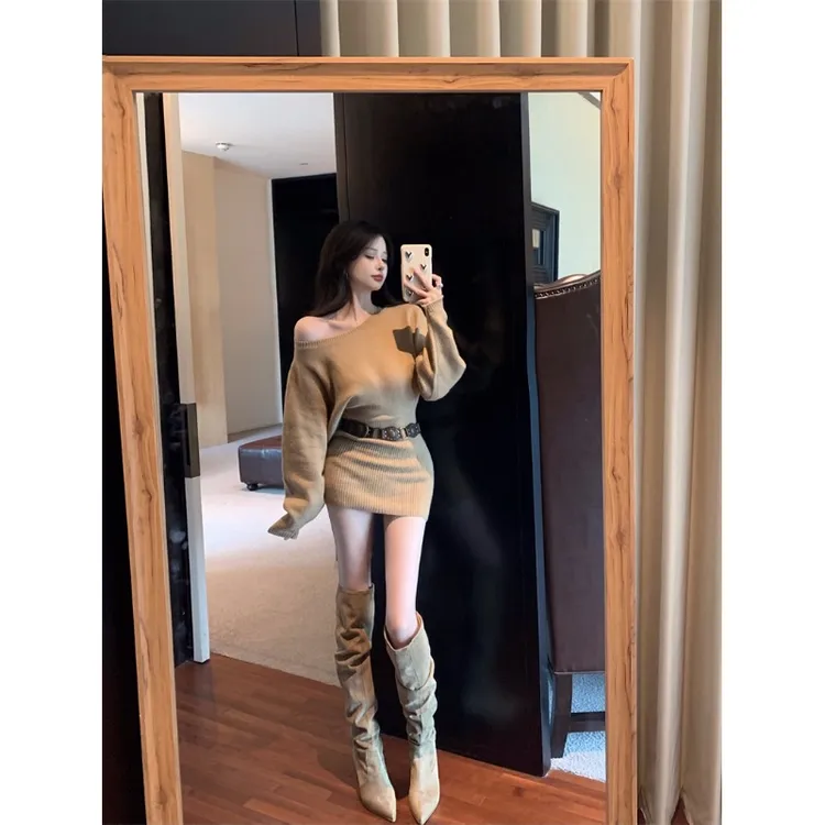 卡其色斜肩长袖针织连衣裙女秋季修身毛衣短裙纯欲风收腰包臀裙子