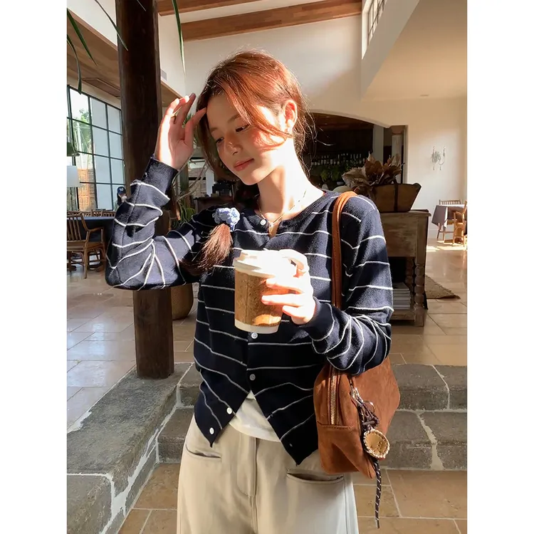 韩版气质圆领撞色条纹针织开衫女早秋显瘦穿搭休闲设计感软糯上衣