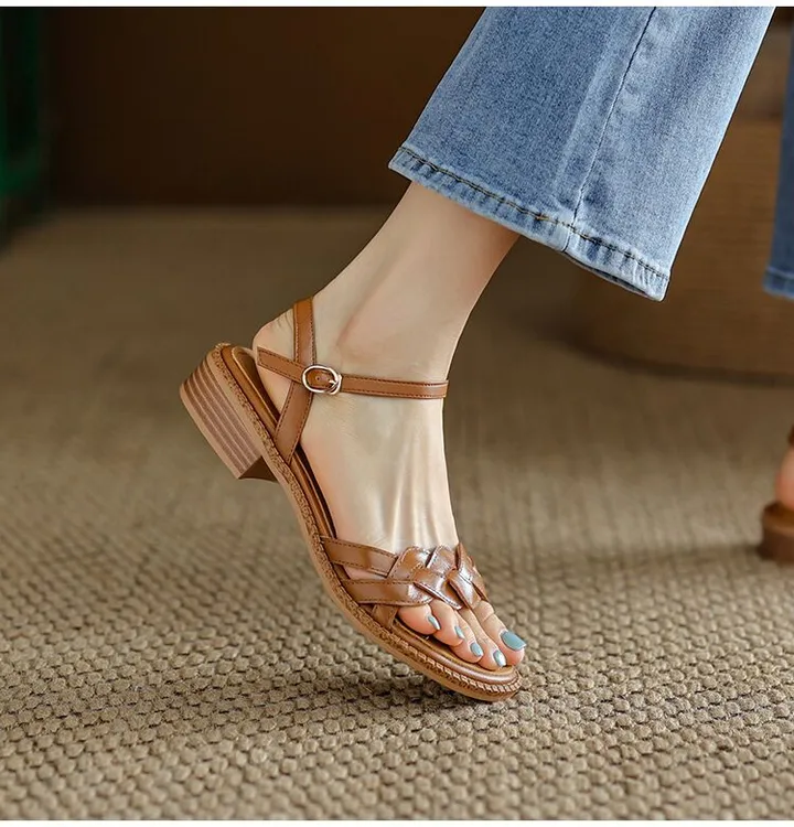 软皮复古风罗马凉鞋女2025夏季新款平底低跟编织一字扣带舒适凉鞋