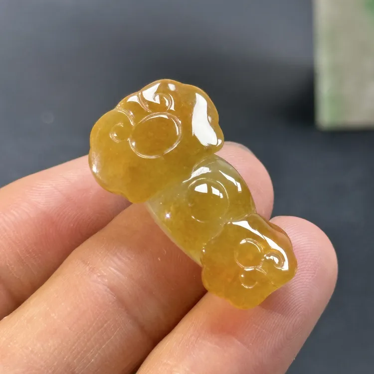 缅甸翡翠冰黄如意吊坠