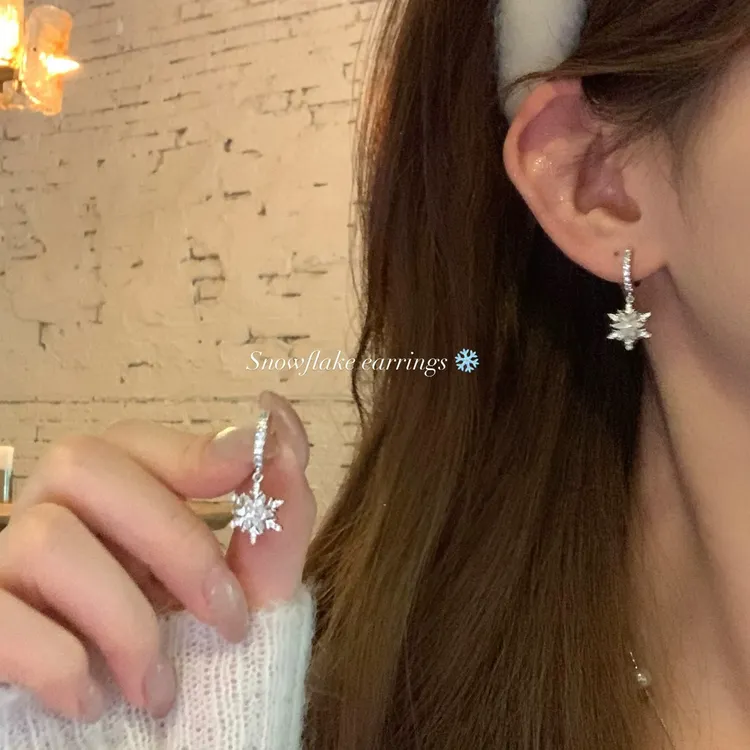 铜合金锆石耳饰 秋冬精致闪锆雪花耳圈女韩系百搭耳环耳饰
