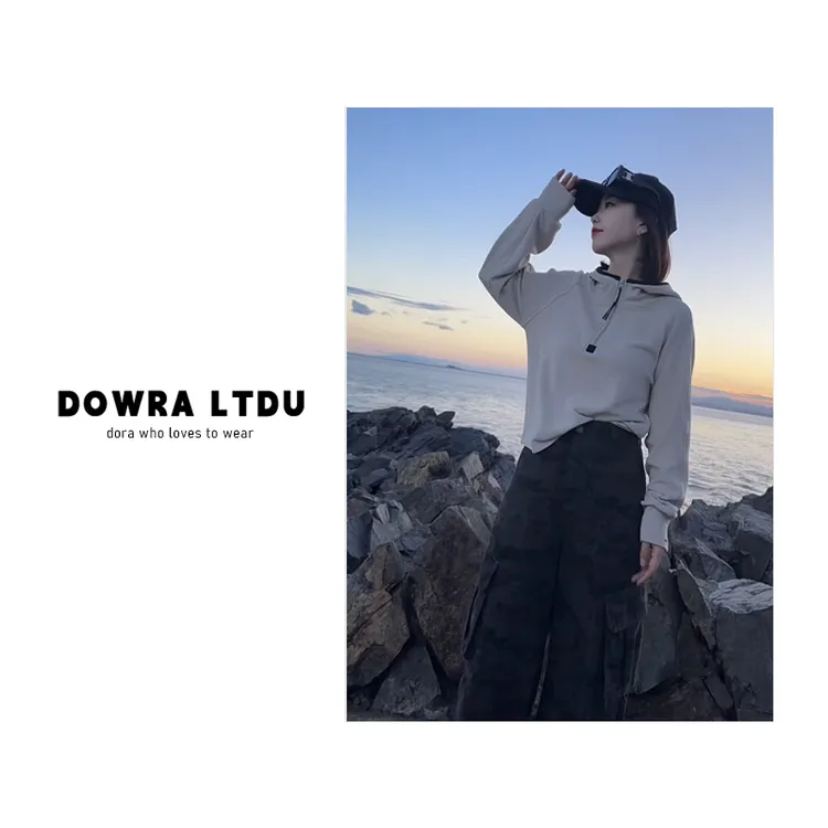 朵拉【生巧可可】2025年冬季款领口拉链纯色连帽百搭T恤女016-30131