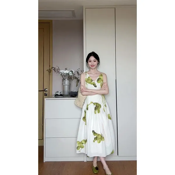 法式巨好看小众盐系轻熟独特漂亮白色印花连衣裙海边出片穿搭裙子