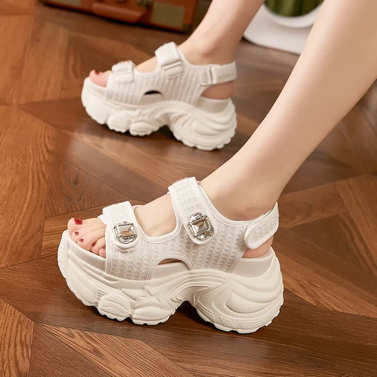 9cm松糕厚底内增高沙滩露趾凉鞋女2025夏季新款老爹鞋时尚水钻ins