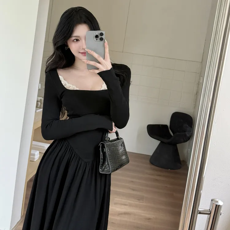 法式方领蕾丝撞色拼接长袖连衣裙秋季复古气质修身收腰显瘦小黑裙