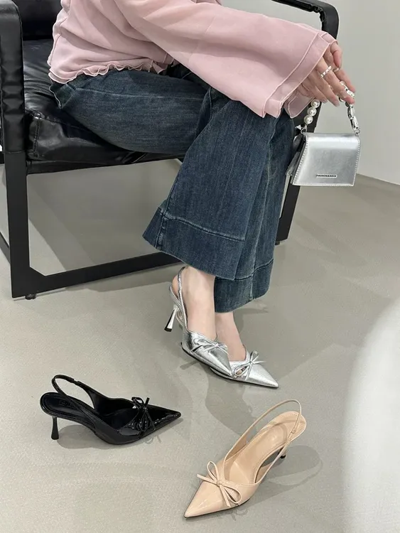 蝴蝶结漆皮包头凉鞋女2025春夏季新款气质尖头细跟浅口后空高跟鞋