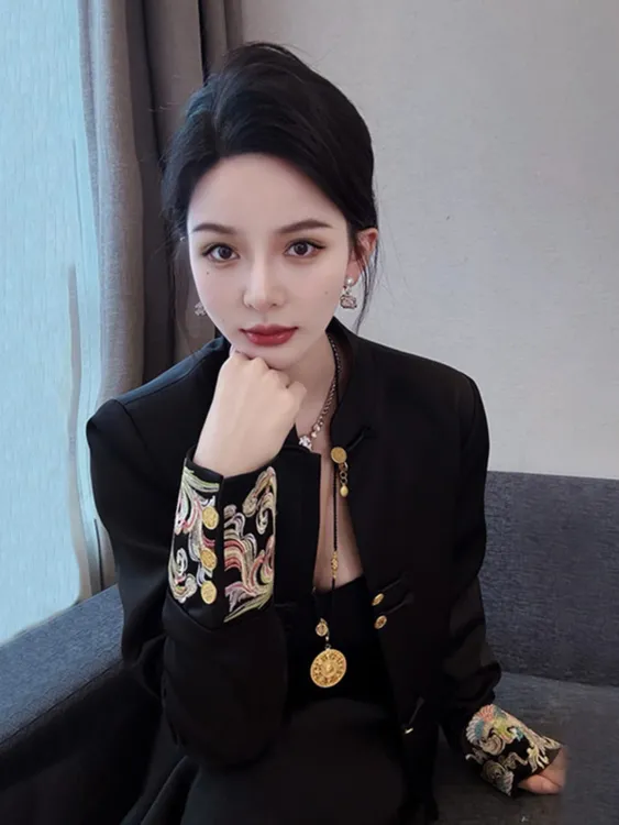 新中式国风外套女2025春秋复古爆款立领盘扣西装重工刺绣西服上衣
