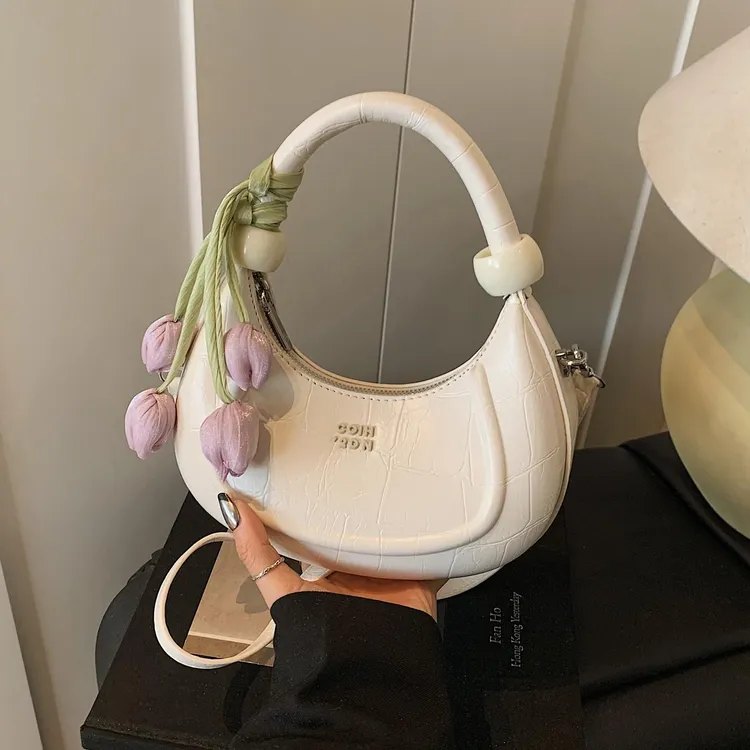 高级感小众设计包包女2025新款夏季百搭斜挎包超火质感手提月牙包