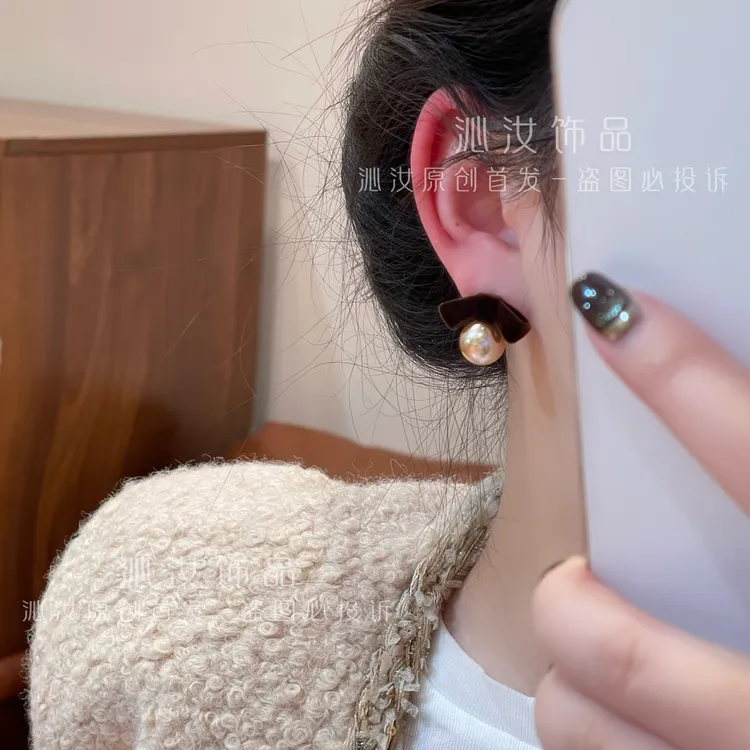 【沁汝饰品】FQ946秋冬棕色蝴蝶结珠珠耳钉质感百搭