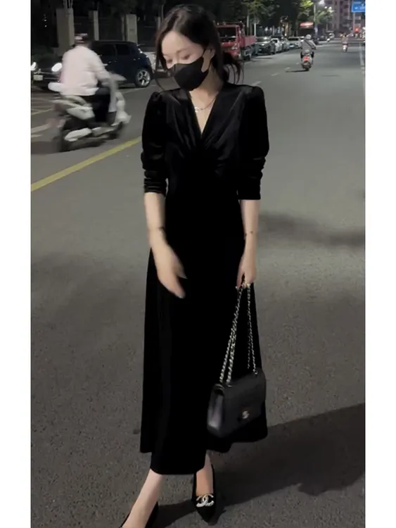 法式赫本风丝绒V领长袖连衣裙女2025秋季新款轻奢感收腰显瘦长裙