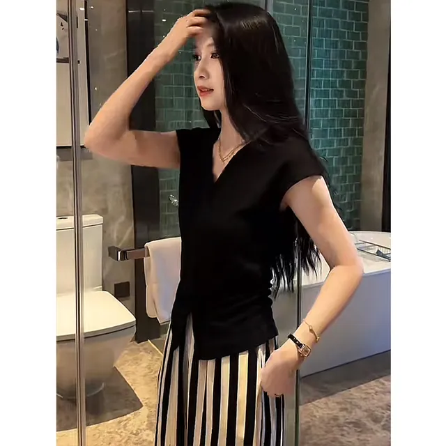 复古女人味V领褶皱收腰显瘦T恤女今年流行夏季新款小飞袖针织上衣