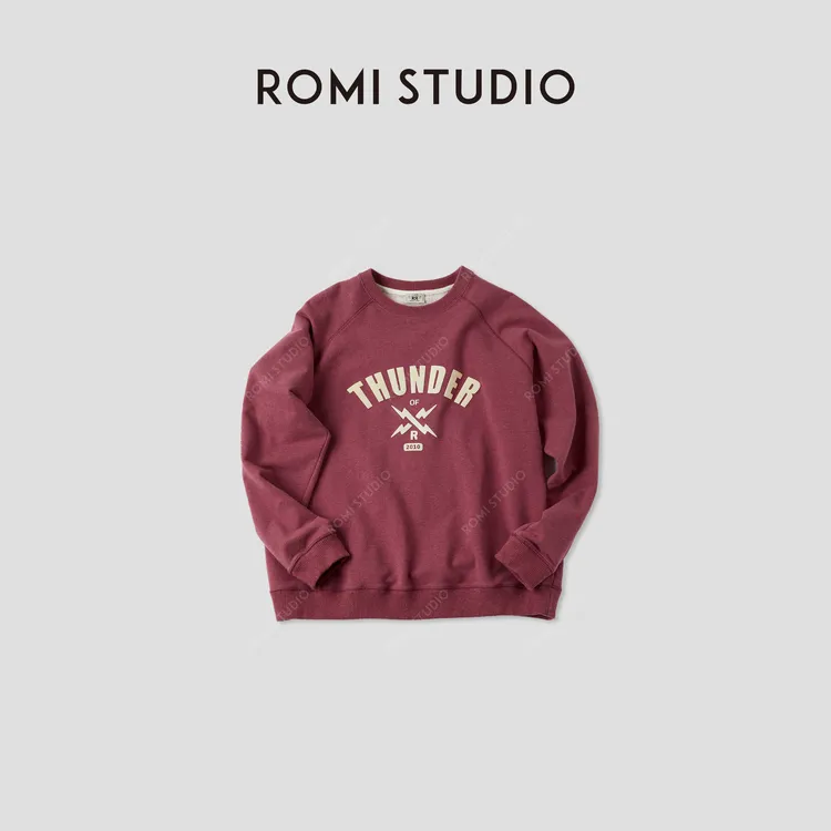 ROMI STUDIO"美式复古"做旧砖红色感宽松印花温暖卫衣 RWCASU5529