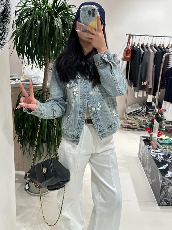 大王家南油2025春款时尚复古钉珠花朵修身牛仔外套女