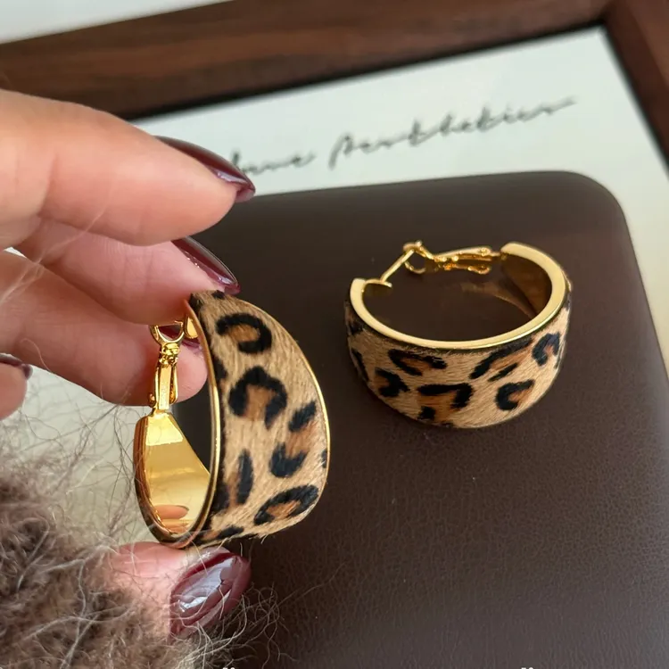 铜合金耳饰 辣到了~毛豹纹卷边韩系美拉德耳圈显脸小耳环 A85