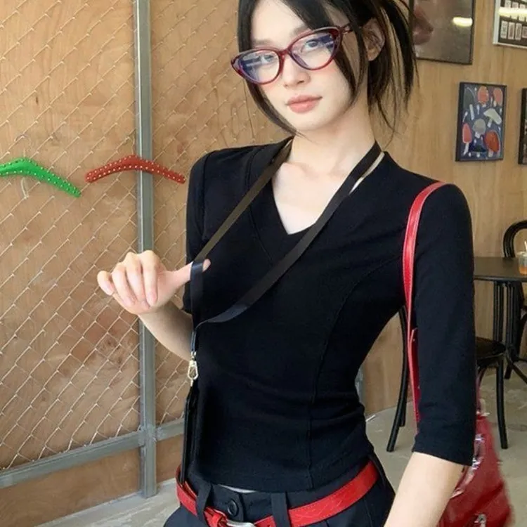 早秋黑色V领五分中袖短袖t恤女夏季新款修身设计感小众短款小上衣