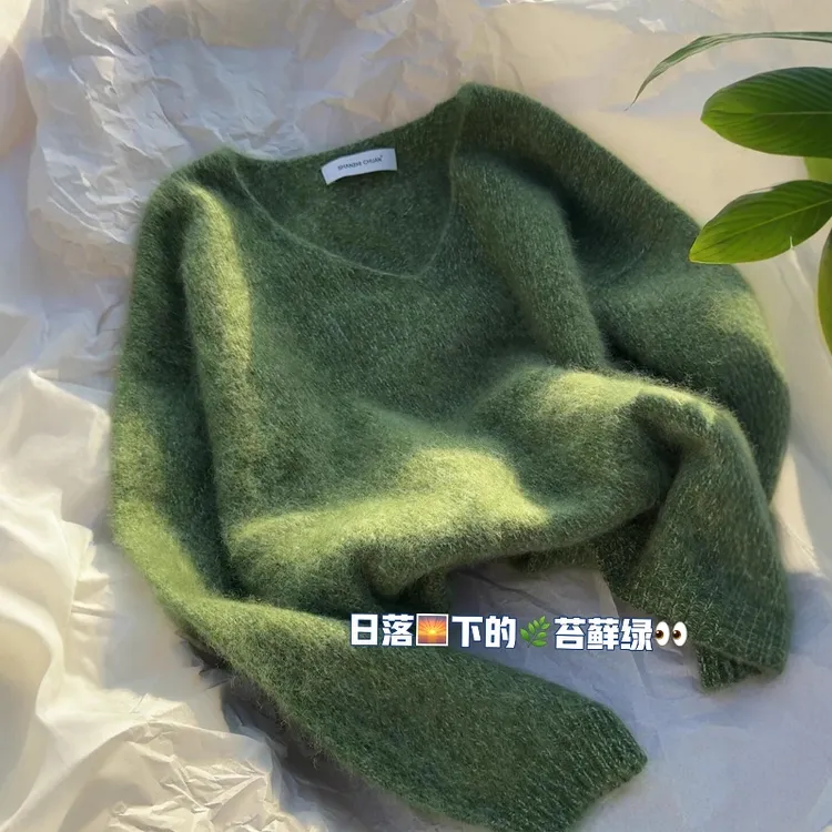 软糯奶呼呼绿色V领毛衣女秋冬2025新款宽松慵懒毛绒感针织衫上衣