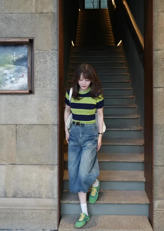 2025夏季新款韩版时尚减龄撞色条纹短袖T恤女上衣百搭显瘦牛仔裤