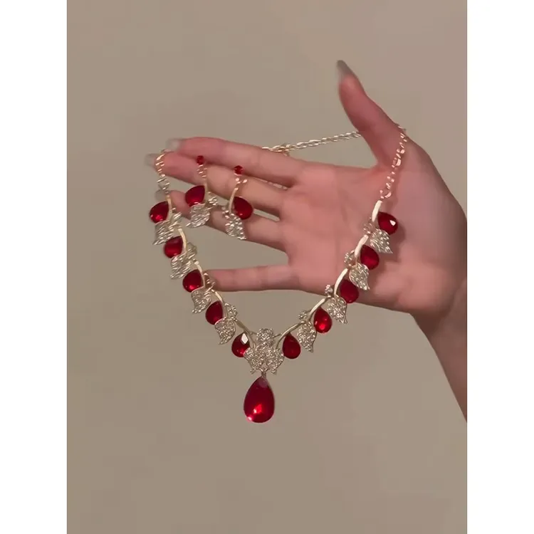 铜合金合成锆石项链 重工红色锆石项链女轻奢水钻树叶锁骨颈链