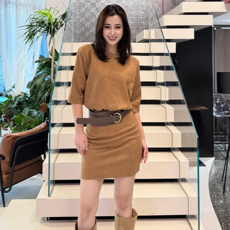 超绝腰臀比圆领卷边短袖连衣裙配腰带针织收腰显瘦包臀裙秋冬新款