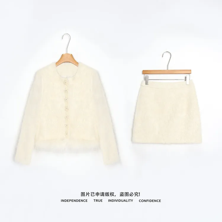 温温【妍诺】羊毛小香风套装裙90白鸭绒保暖冬季设计款两件套 T9186