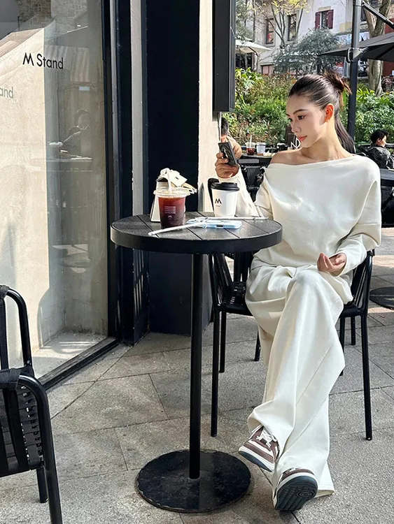 2025秋时尚简约白色斜肩休闲卫衣套装女通勤一字领长袖长裤两件套