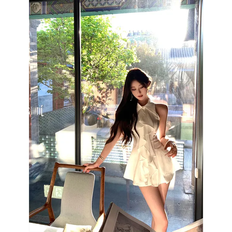 甜辣风白色挂脖连衣裙女2025夏季新款法式收腰无袖荷叶边衬衣短裙
