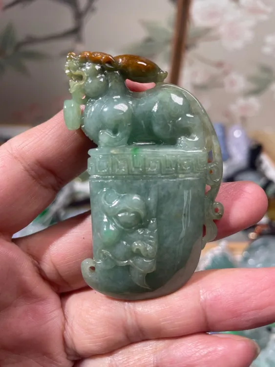翡翠精工雕刻府上有龙