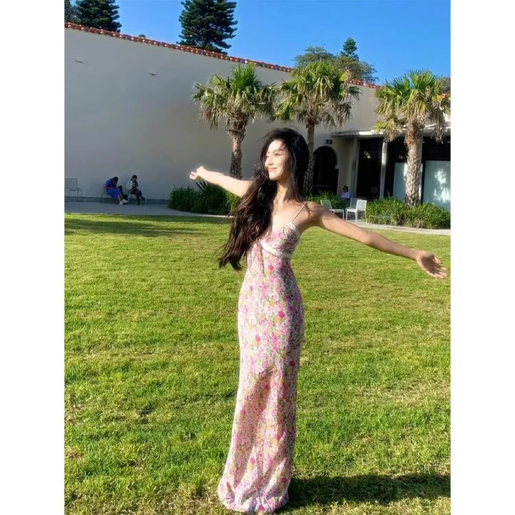 纯欲辣妹氛围感海边度假碎花长裙法式茶歇V领修身包臀吊带洋装