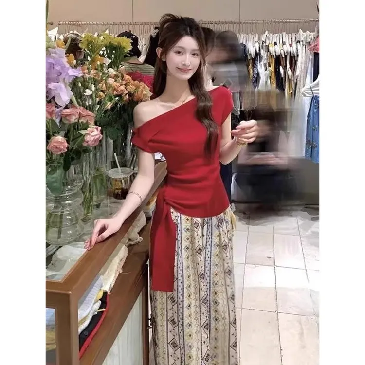 红色一字肩针织短袖T恤女夏季纯欲风不规则收腰绑带露肩短款上衣
