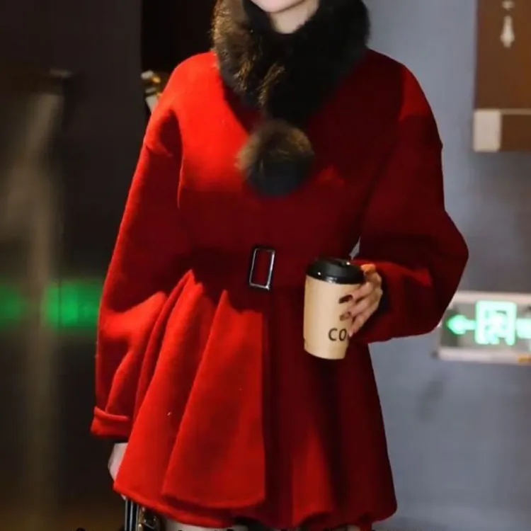 大衣今年流行复古红色年装收腰毛领风衣女装
