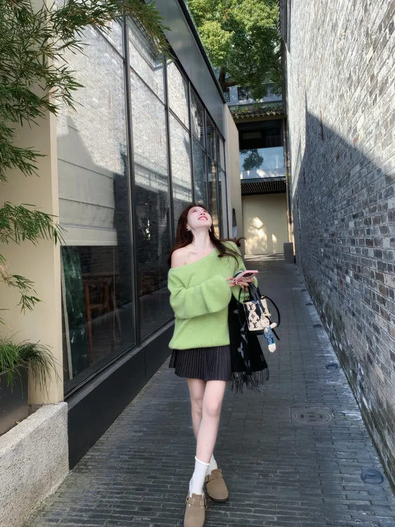 2026秋冬新款韩系气质复古绿色小心机斜肩针织衫百褶半身裙两件套