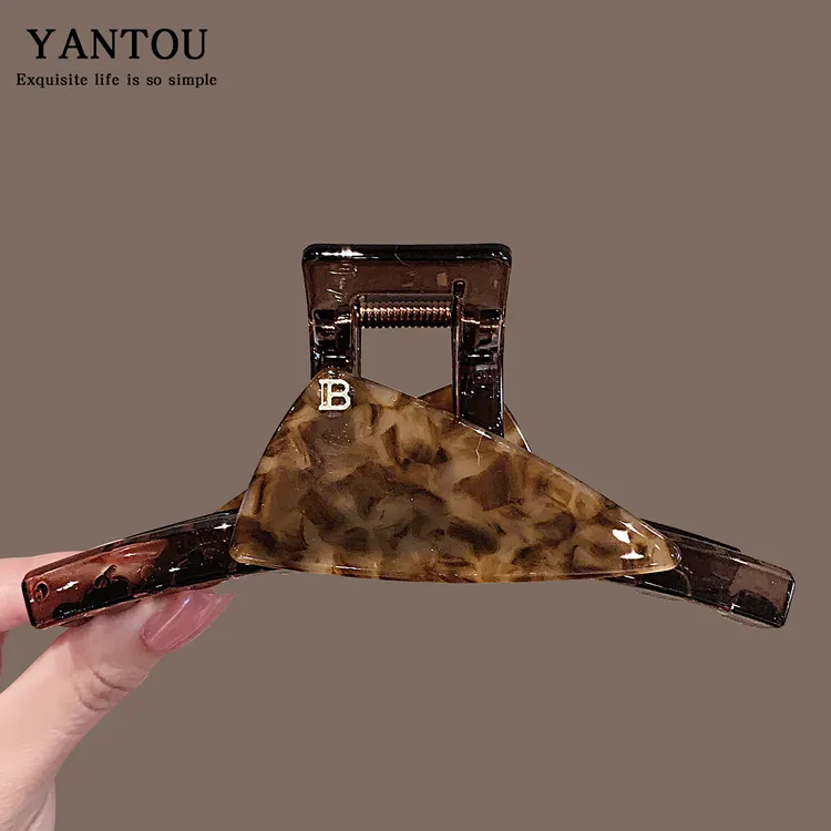 法式高级感金标字母抓夹百搭洋气后脑发量多鲨鱼夹LN-10606