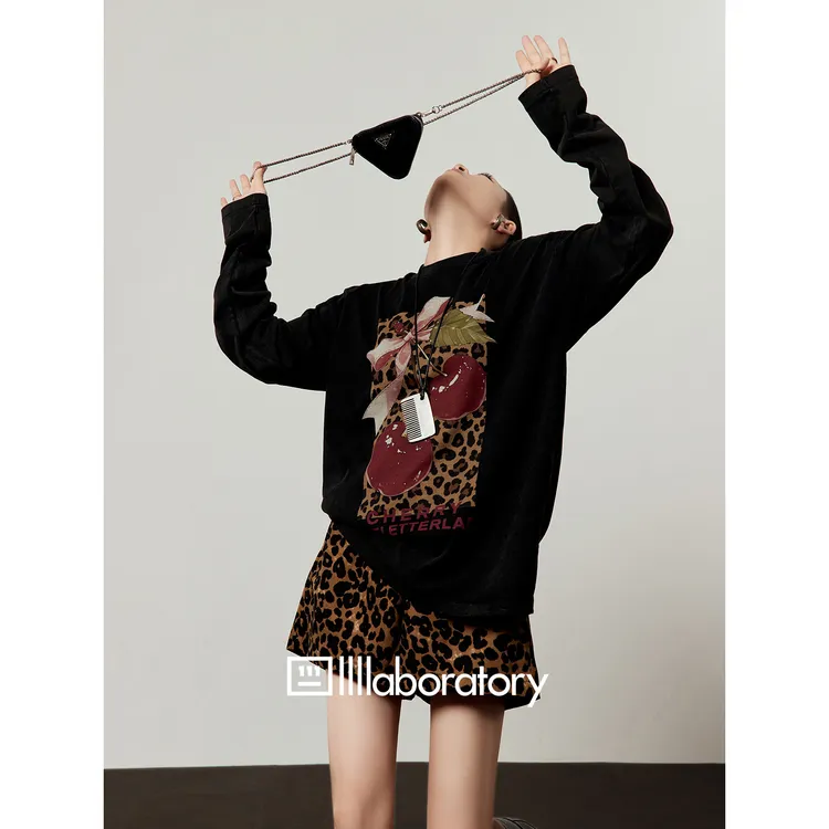 《豹力樱桃》黑色T恤女2025秋季新款豹纹樱桃印花宽松圆领长袖