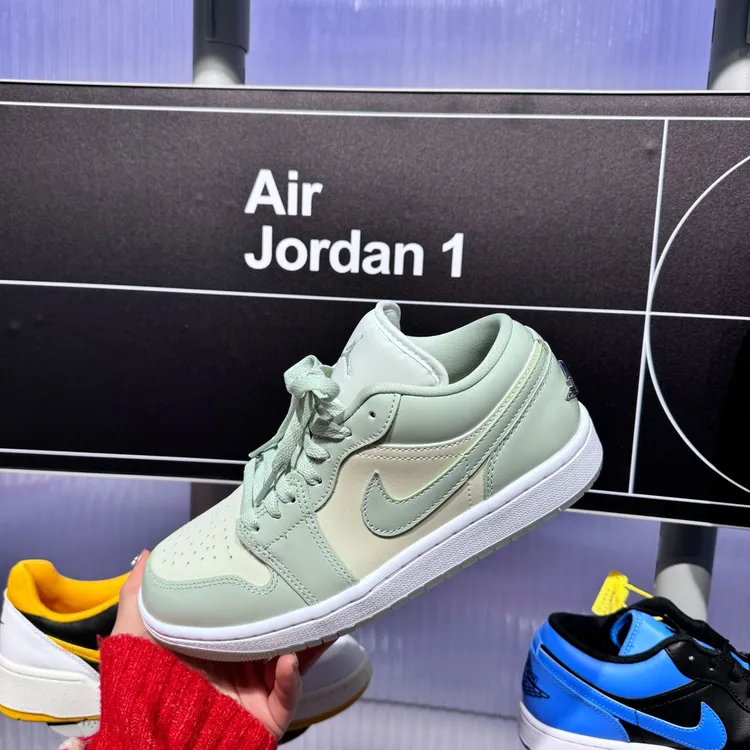 NIKE耐克女鞋WMNS AIR JORDAN 1 LOW SE时尚乔丹篮球鞋HF4078-100