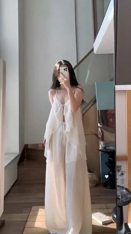 茶系穿搭套装辣妹性感露背不规则挂脖背心上衣百褶宽松阔腿裤套装