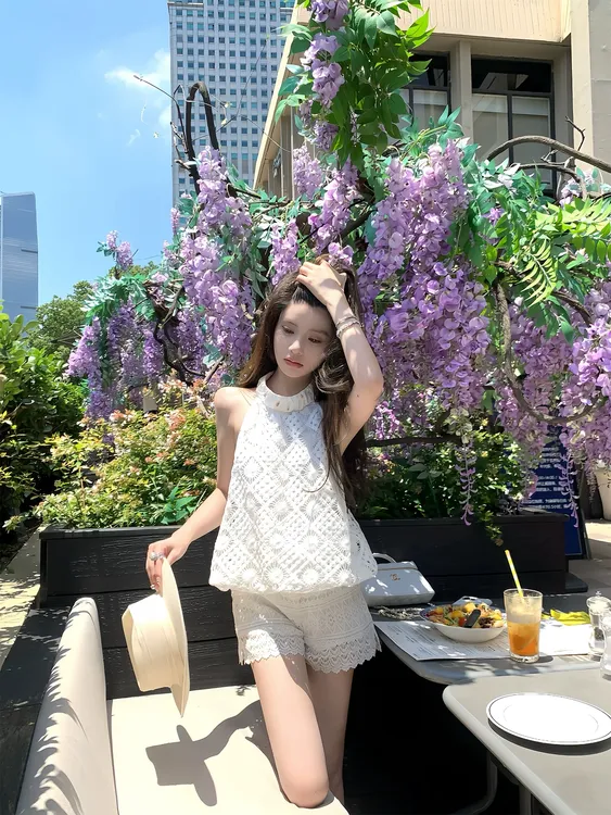 韩系时尚ins气质高级感白色镂空挂脖新款上衣女配高腰短裤两件套