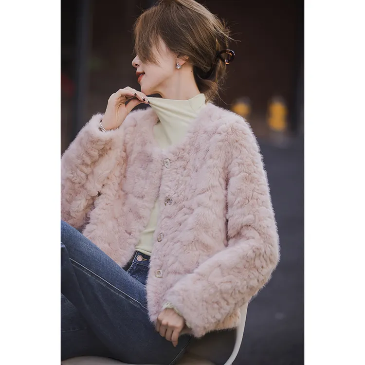 小谷粒仿皮毛一体短外套女2025冬季新款流行好看粉色圆领加厚上衣