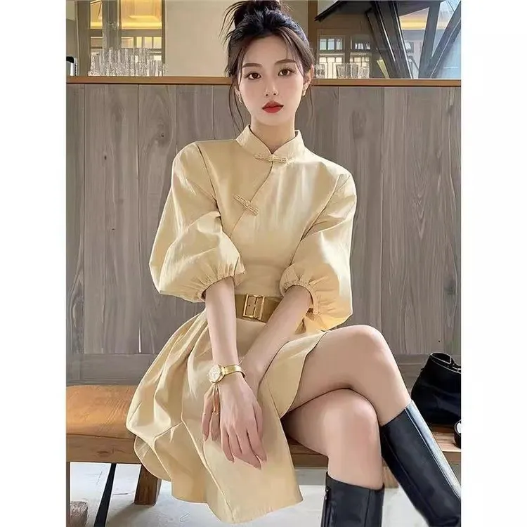 穿搭轻奢高级感淡黄色翻领连衣裙2025早春新款时尚气质收腰衬衫裙