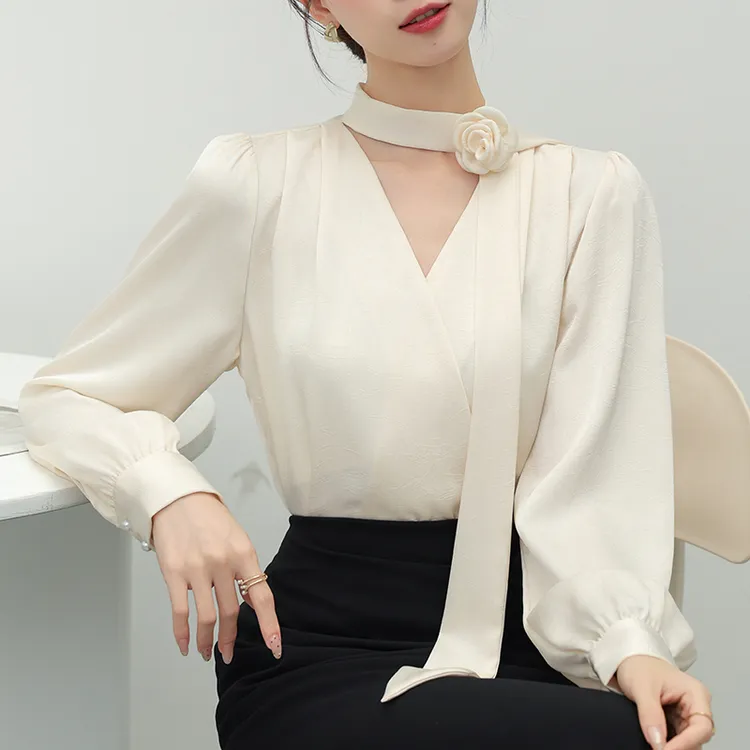 职业通勤玫瑰胸花飘带衬衫女秋季新款衬衣法式气质百搭V领上衣