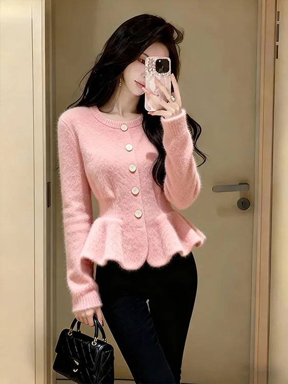 小香风粉色收腰短款针织上衣女2025秋冬新款减龄气质宽松纽扣开衫