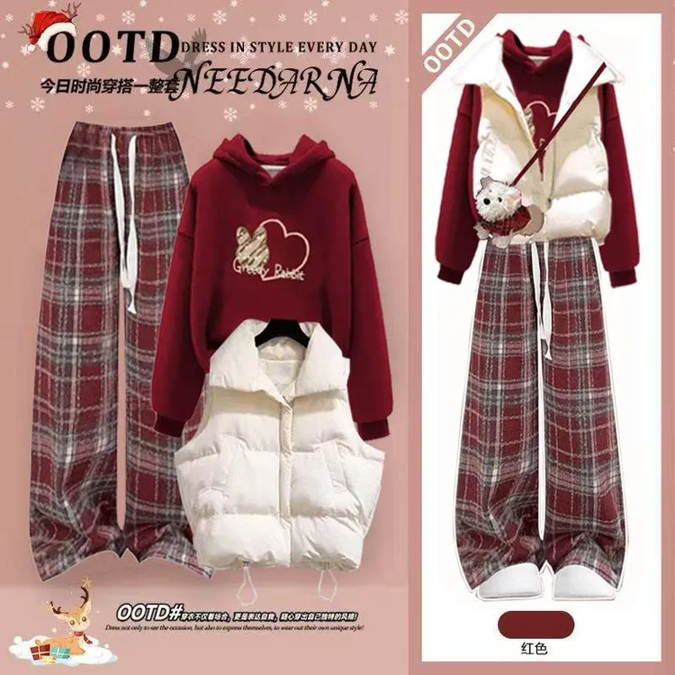 2025秋冬穿搭套装女红色圣诞加绒卫衣马甲棉服搭高腰格子裤三件套