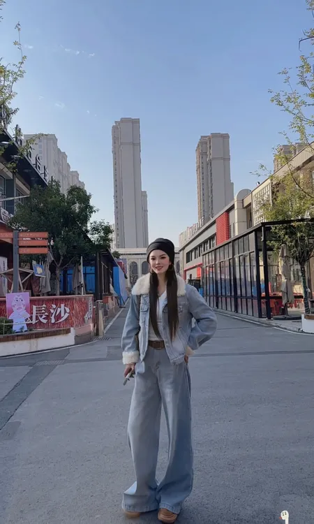 冬季加绒牛仔套装女2025新款毛毛领短外套遮肉阔腿裤韩版两件套潮